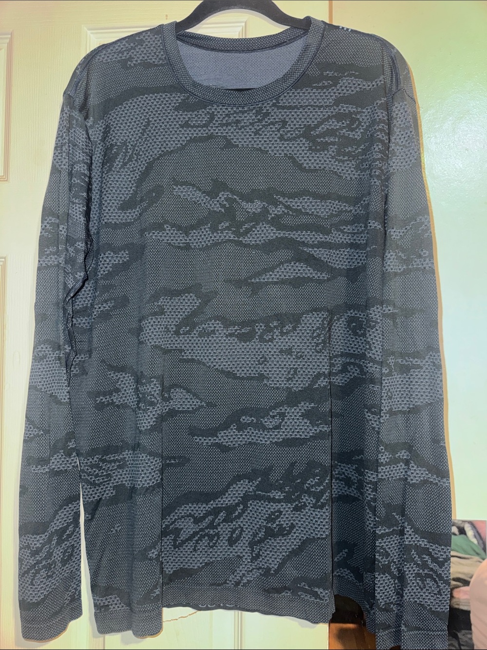 lululemon athletica Men's Long-Sleeve Crewneck Shirt - Charcoal Gray Camo